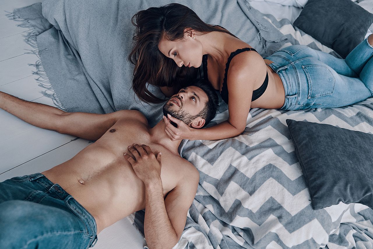 Para zakochanych rozmyślająca o trójkącie miłosnym