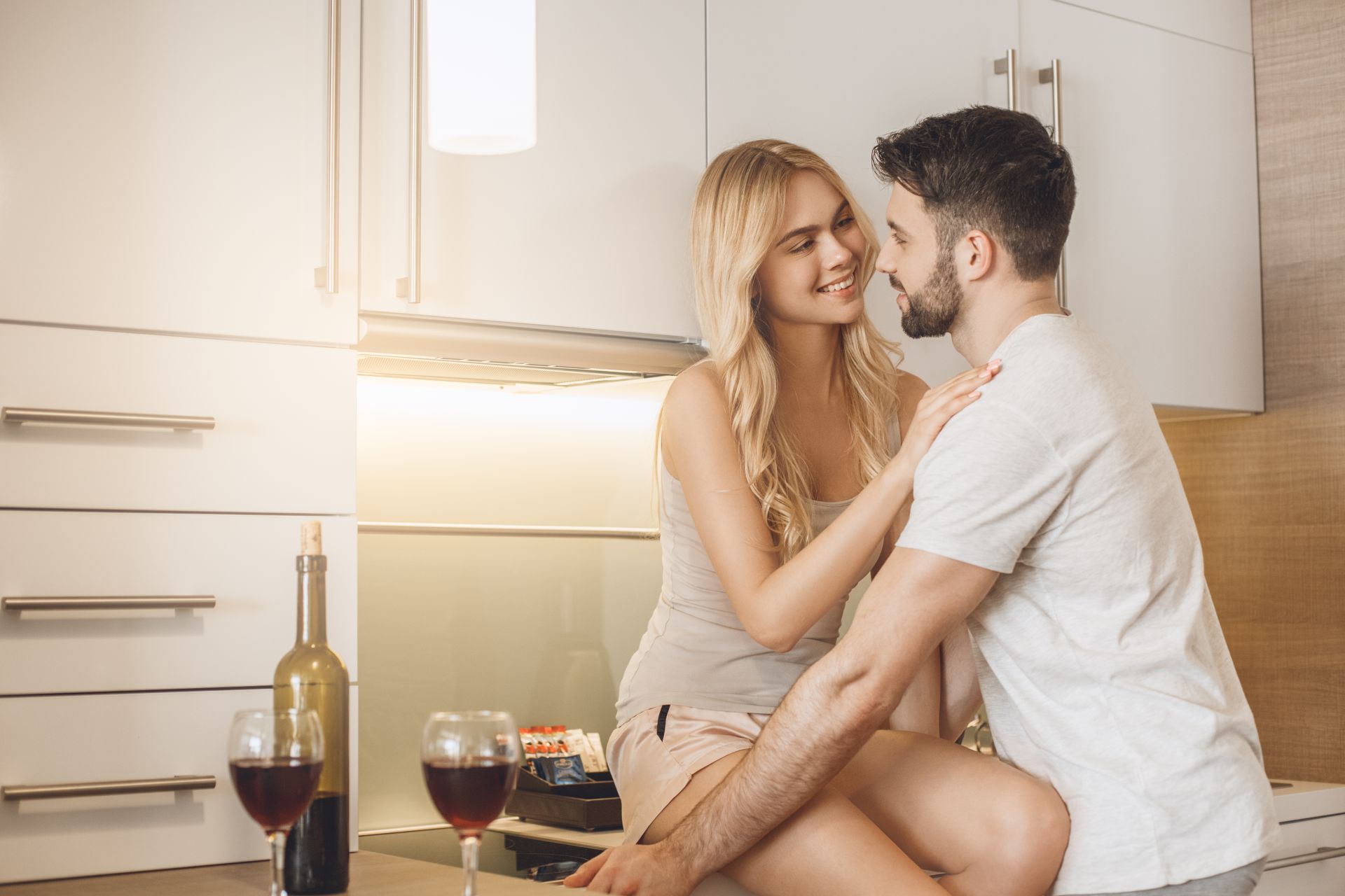 Kobieta inicjująca sex w kuchni