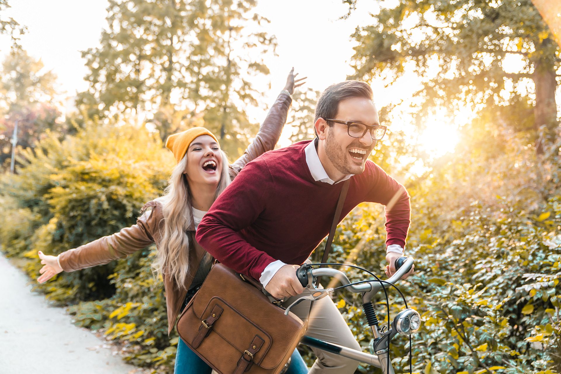 Radosna para po dobyciu terapii małżeńskiej  