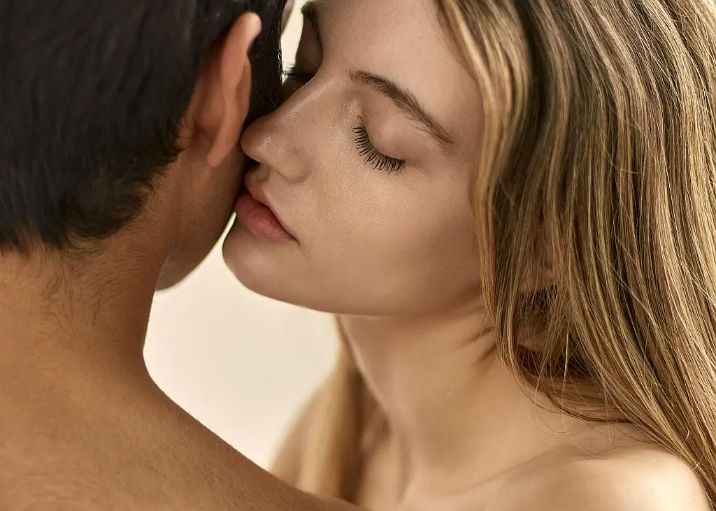 kobieta uprawiająca Necking