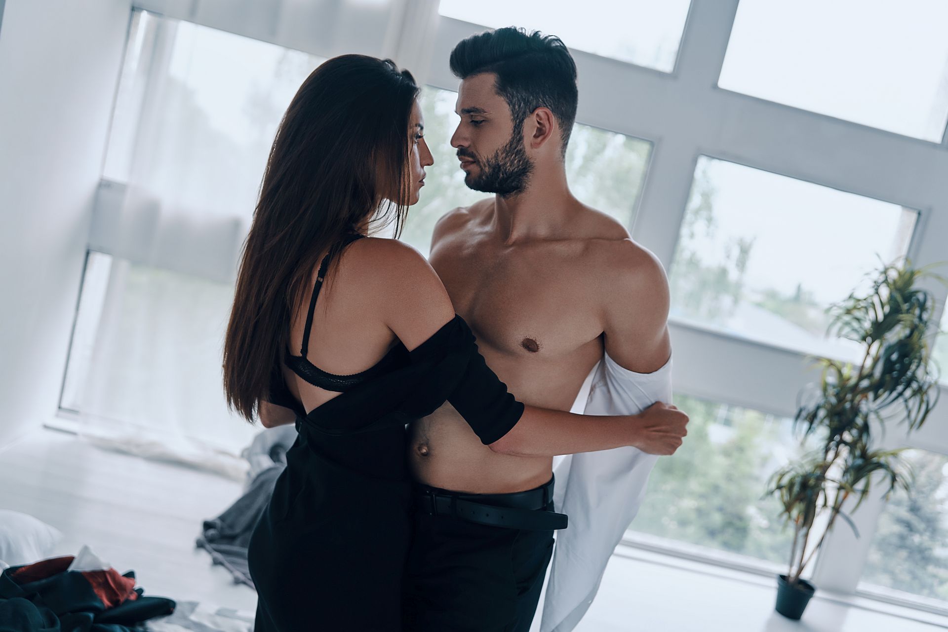 Para uprawiająca sex na stojąco 