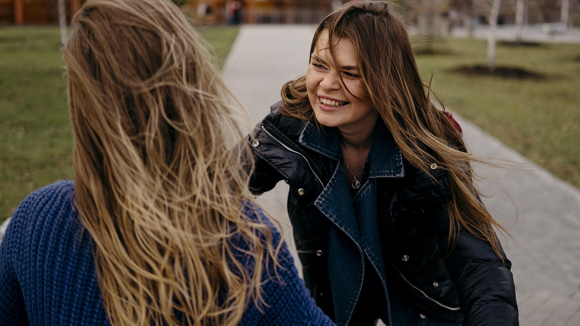 koleżanka się naśmiewa z drugiej koleżanki