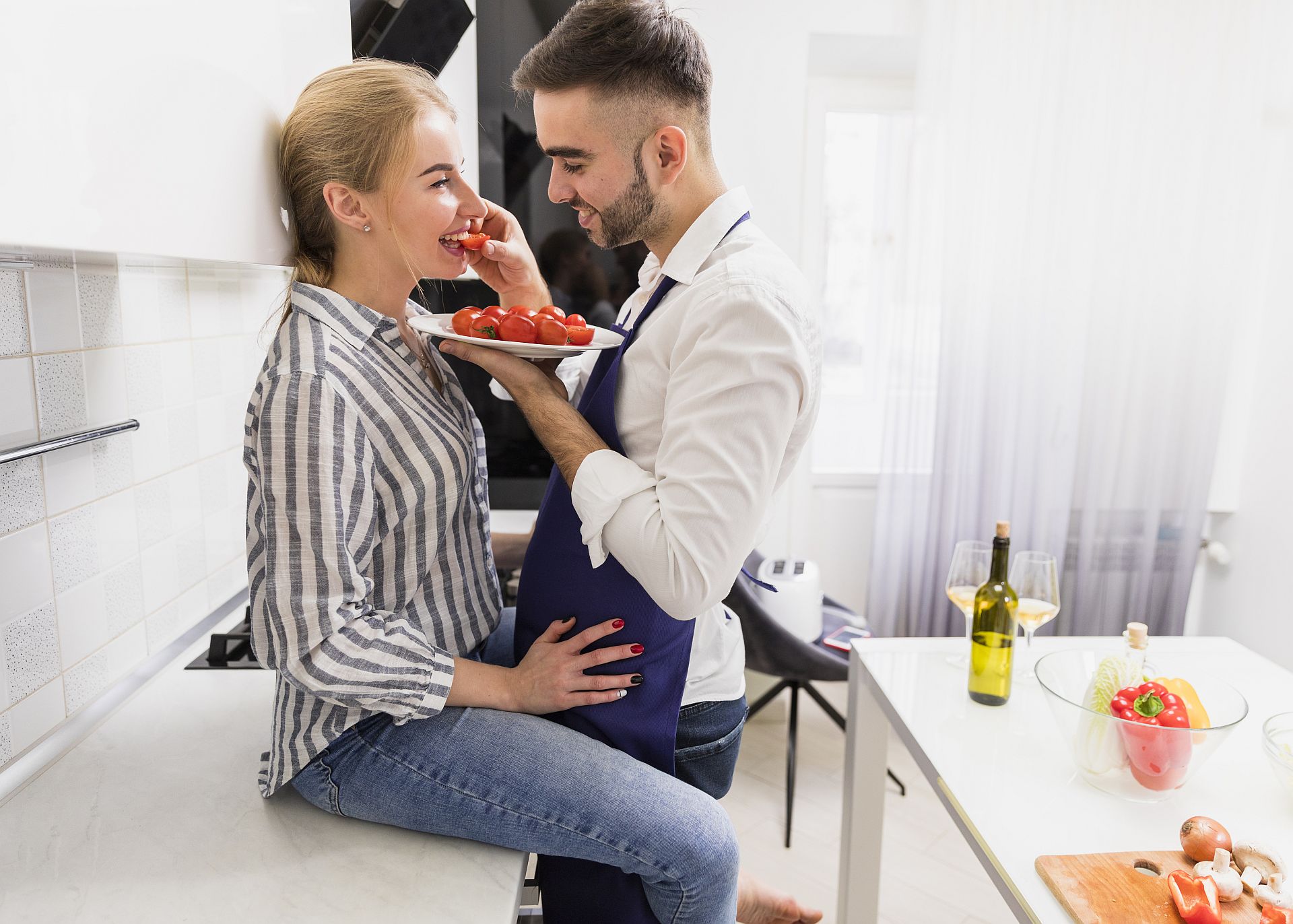 Mężczyzna karmi kobietę zanim ją zrani  