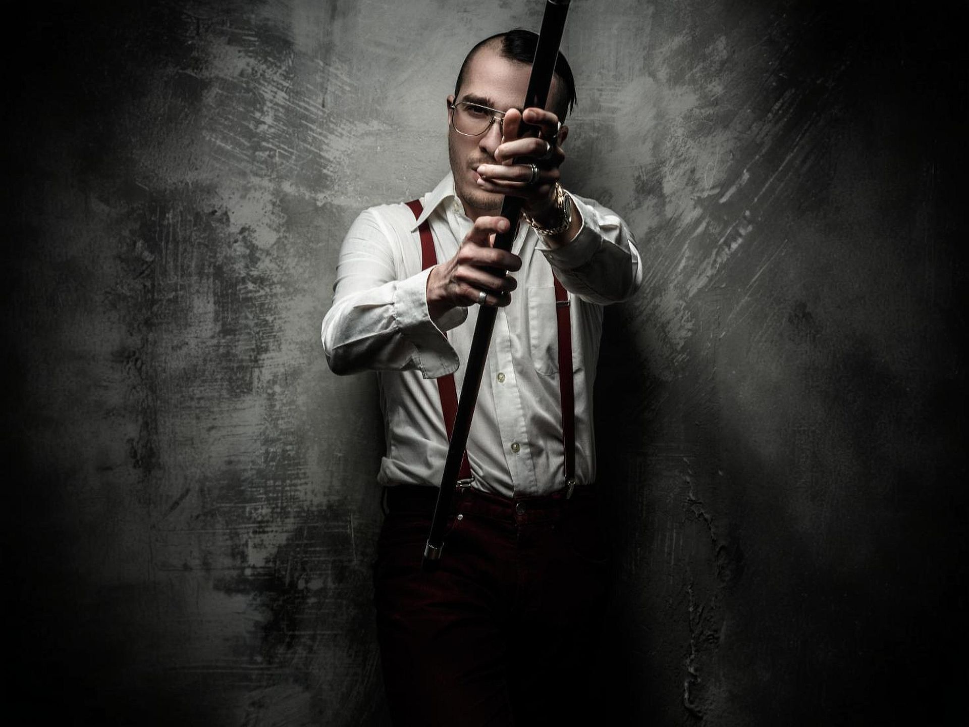 młody mężczyzna praktykujący stymulację cewki moczowej