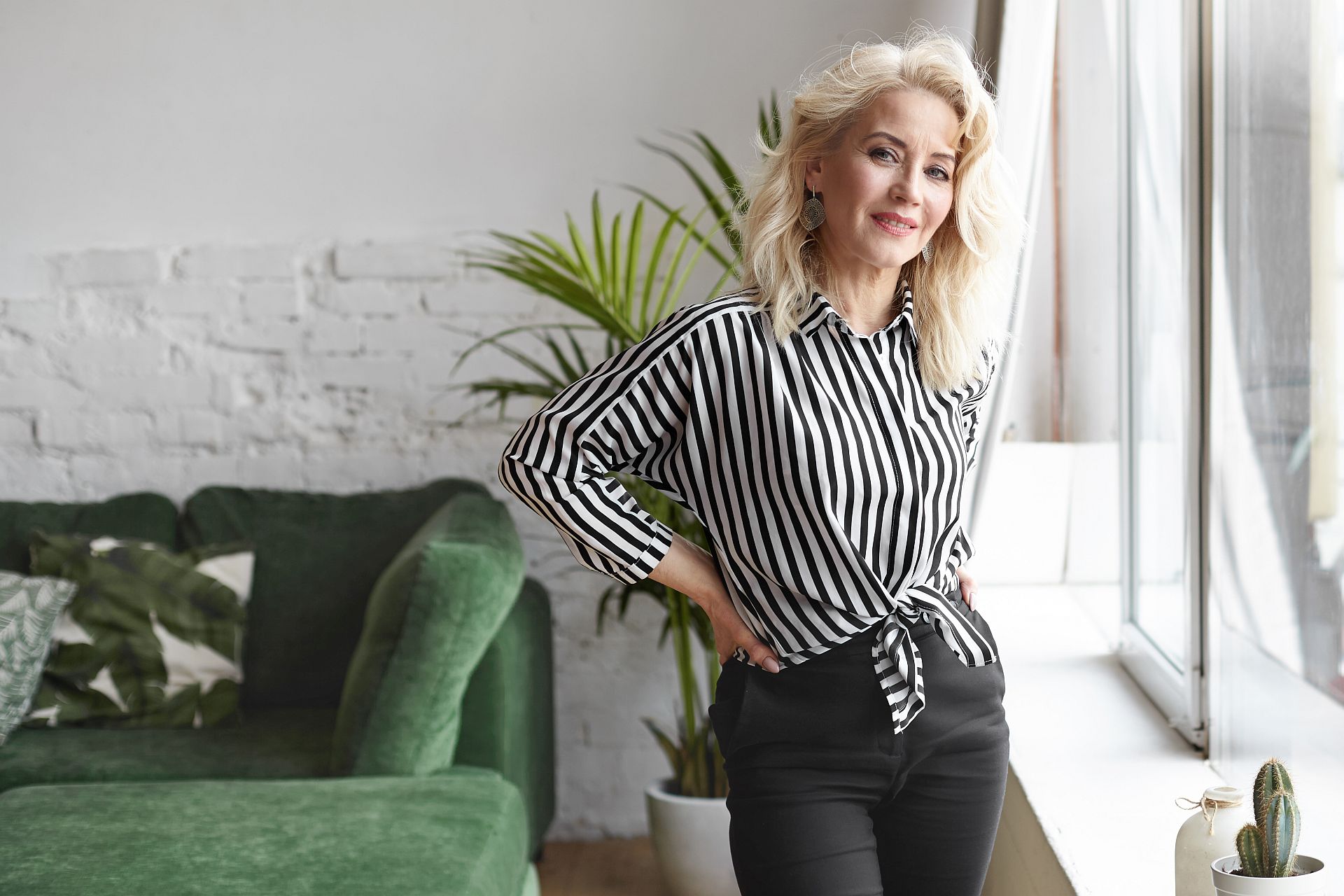 Zdecydowana i pewna siebie kobieta po 50 roku życia