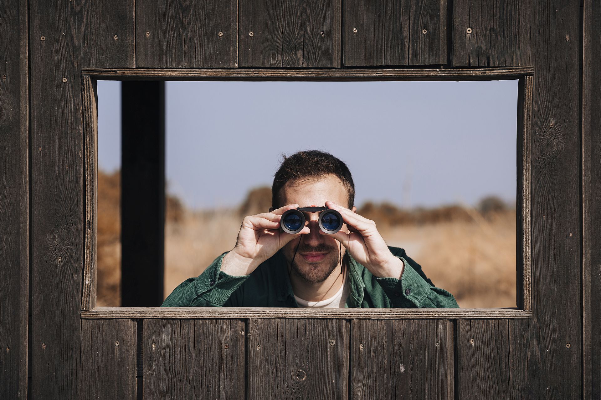 wojerysta patrzący przez lornetkę 