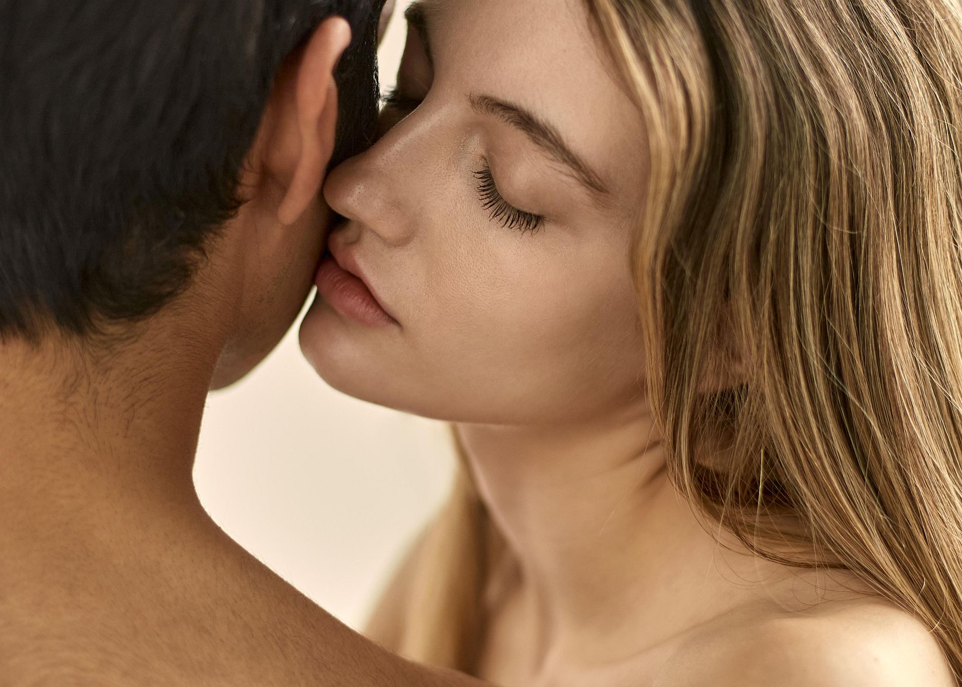 kobieta uprawiająca Necking 