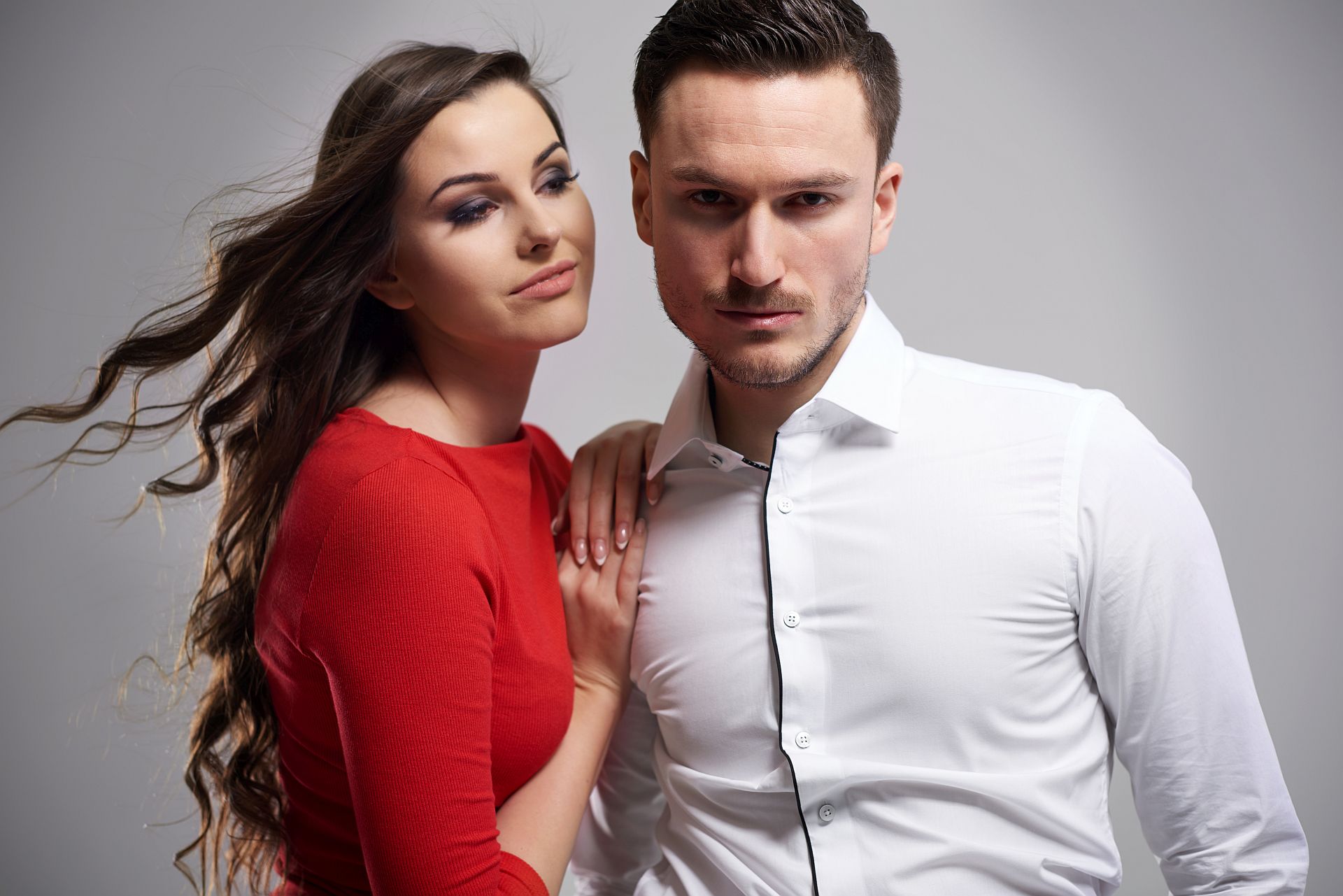 Mężczyzna niberalny w związku z kobietą 