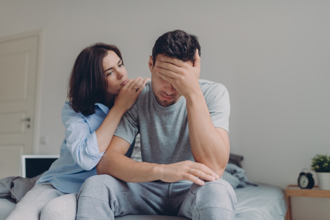 Nieszczęśliwa para w sypialni mężczyzna z problemem przedwczesnego wytrysku