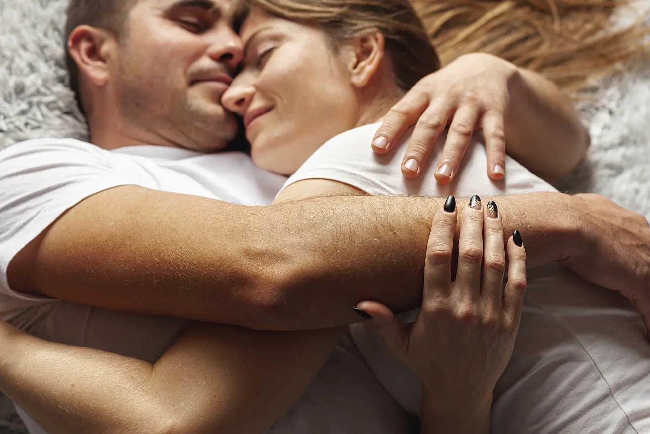 Para, która przytula się zamiast uprawiać seks po porodzie
