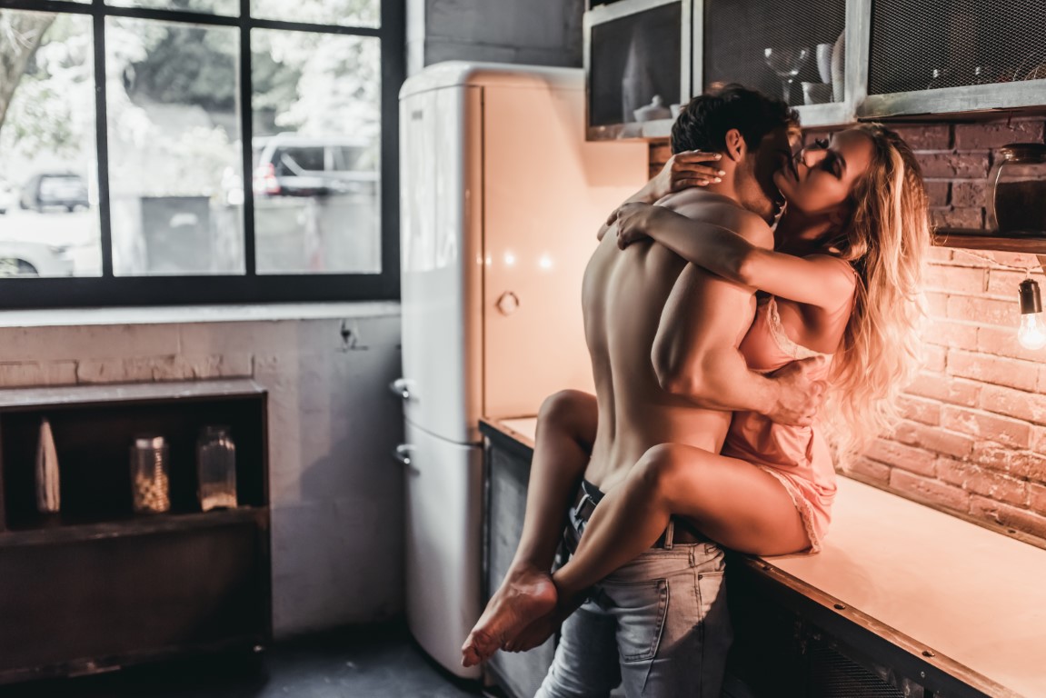 Para młodych ludzi podczas intymnej chwili w kuchni 