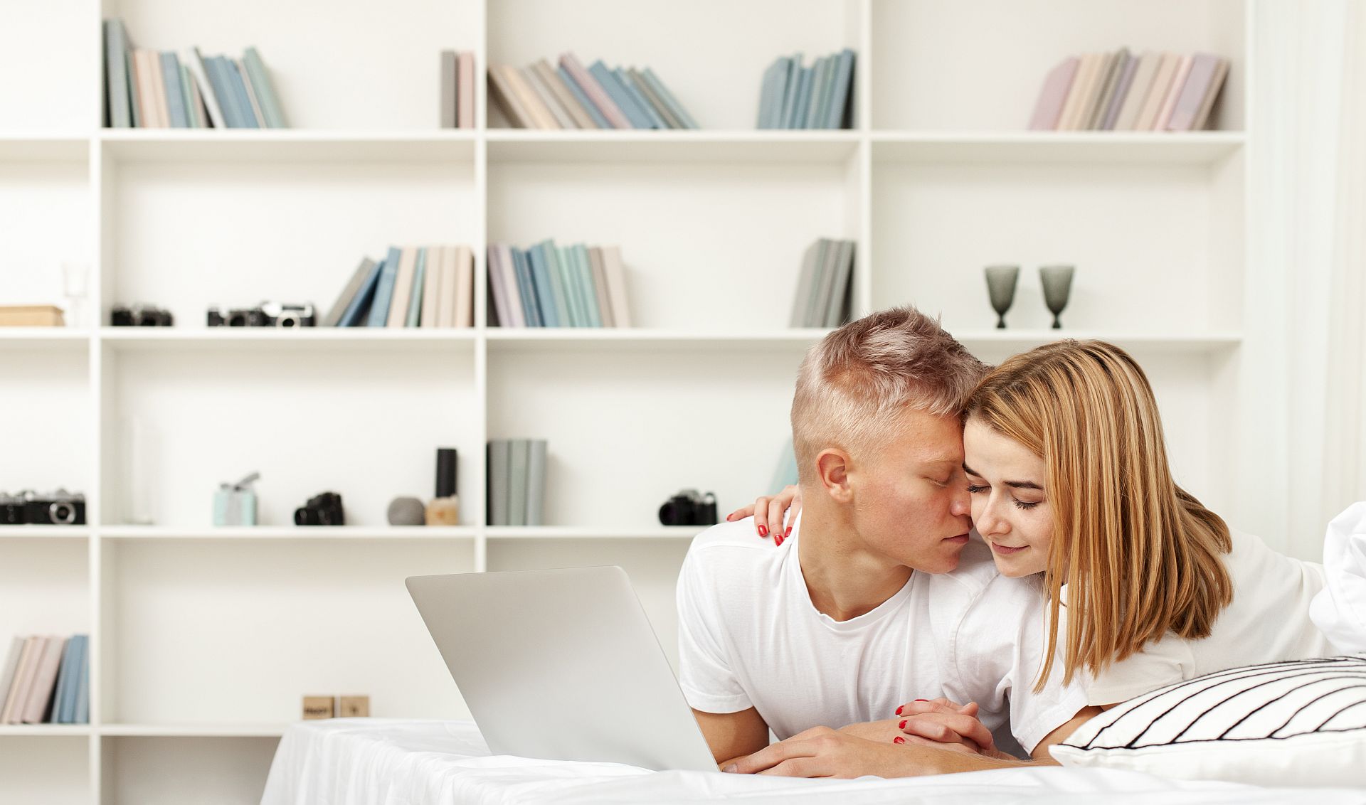 Początki zbliżenia intymnego w akademiku