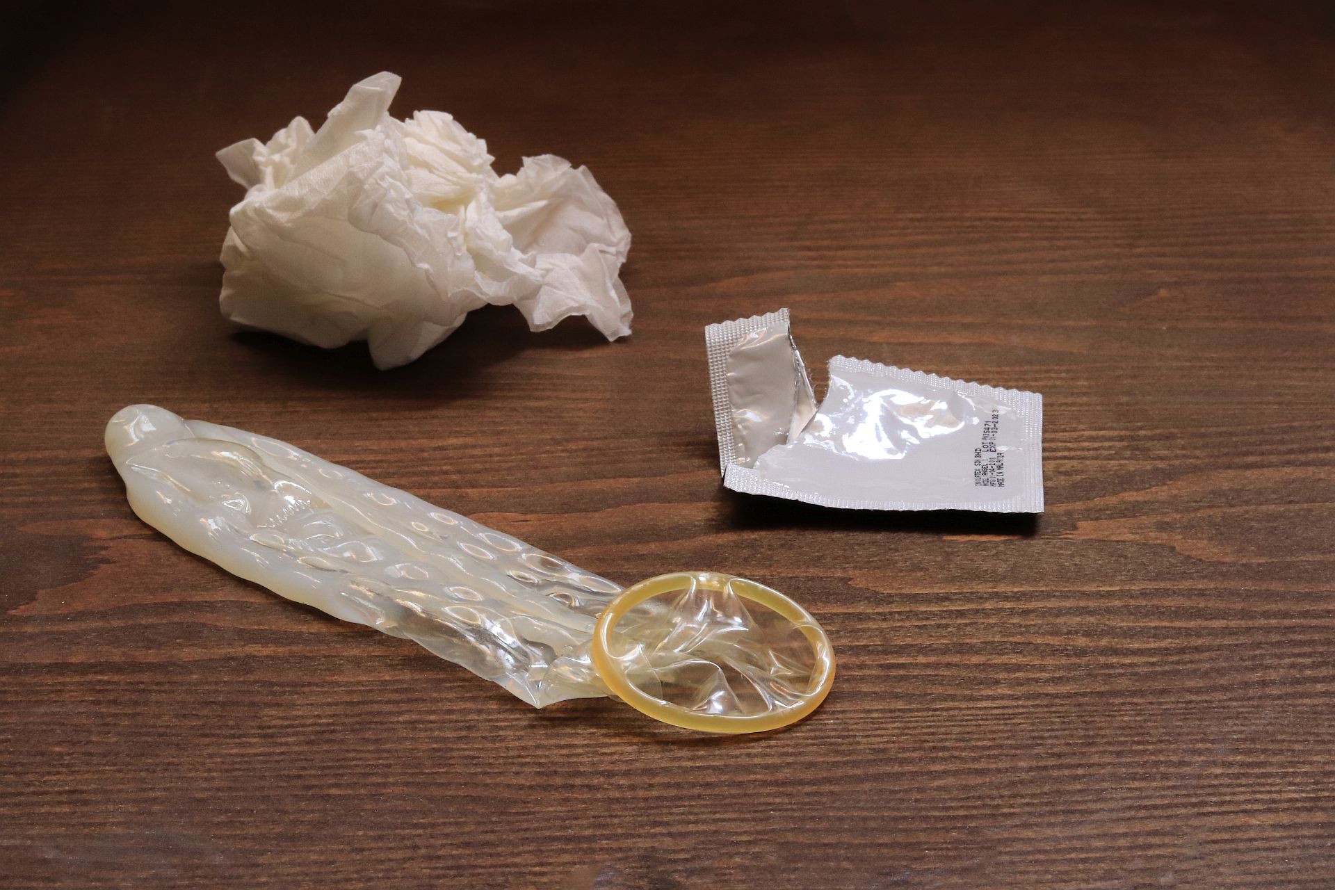 Zużyta prezerwatywa po masturbacji męskiej  