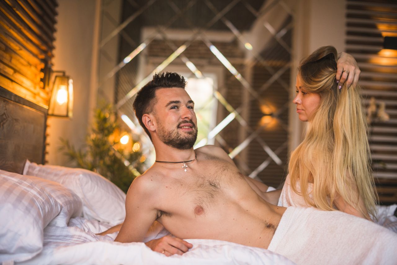 Facet, zadowolony po masażu jąder przez kochankę