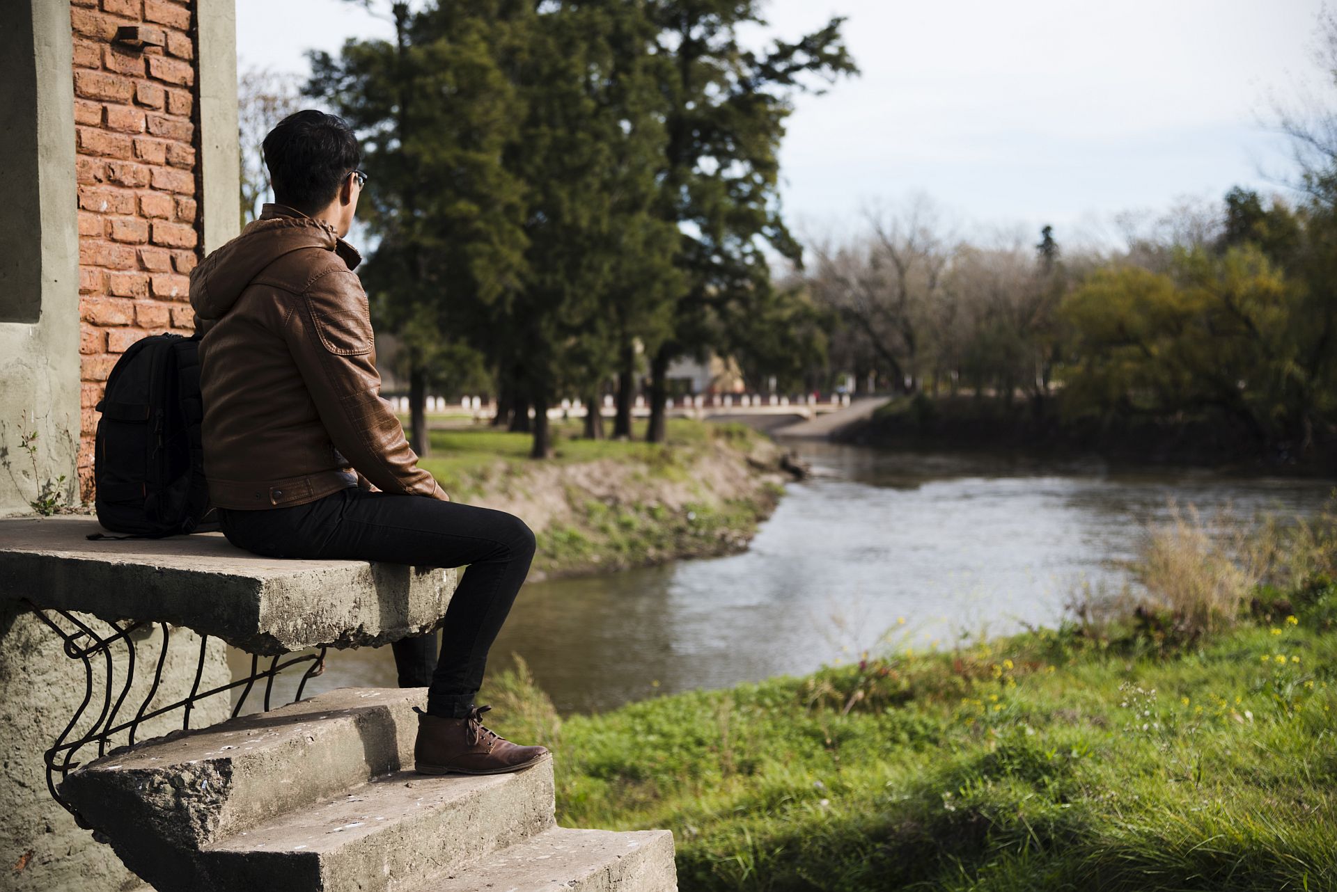 Mężczyzna samotnie wpatrujący się w dal 