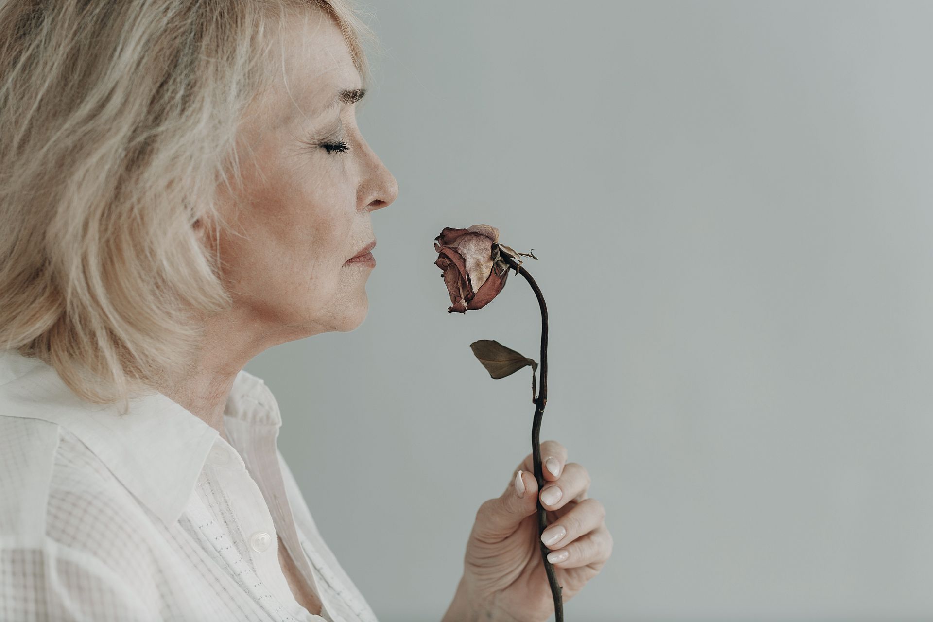 Kobieta z menopauzą i problemem suchej pochwy