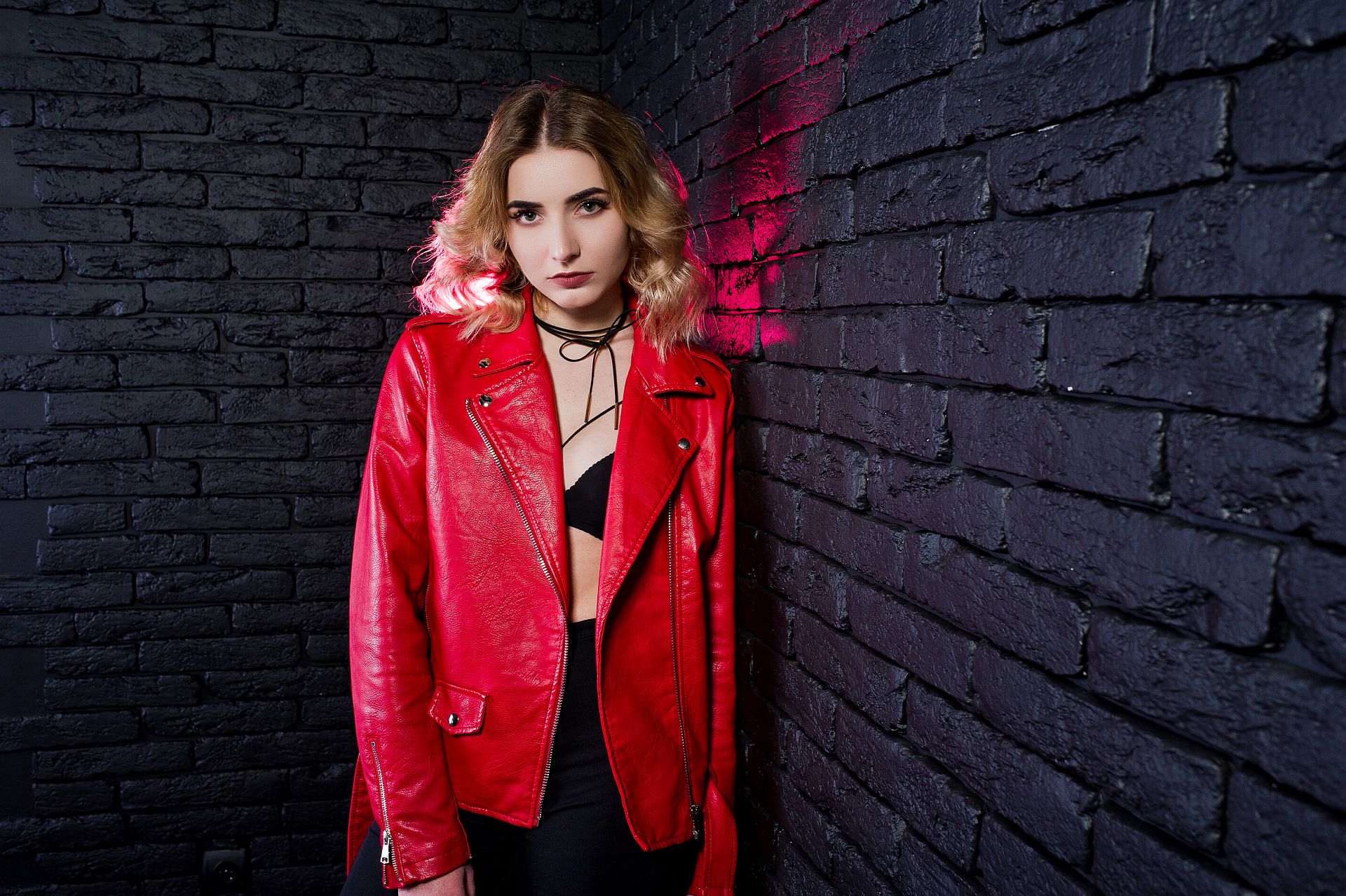 Kobieta myśląc czy zdecydować się na jadalna bieliznę erotyczną