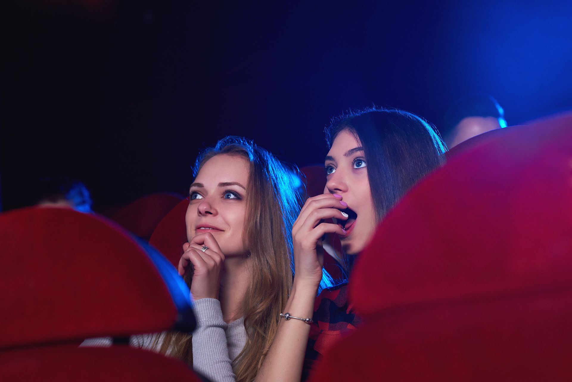 Kobiety widzą jak ktoś uprawia sex w kinie 