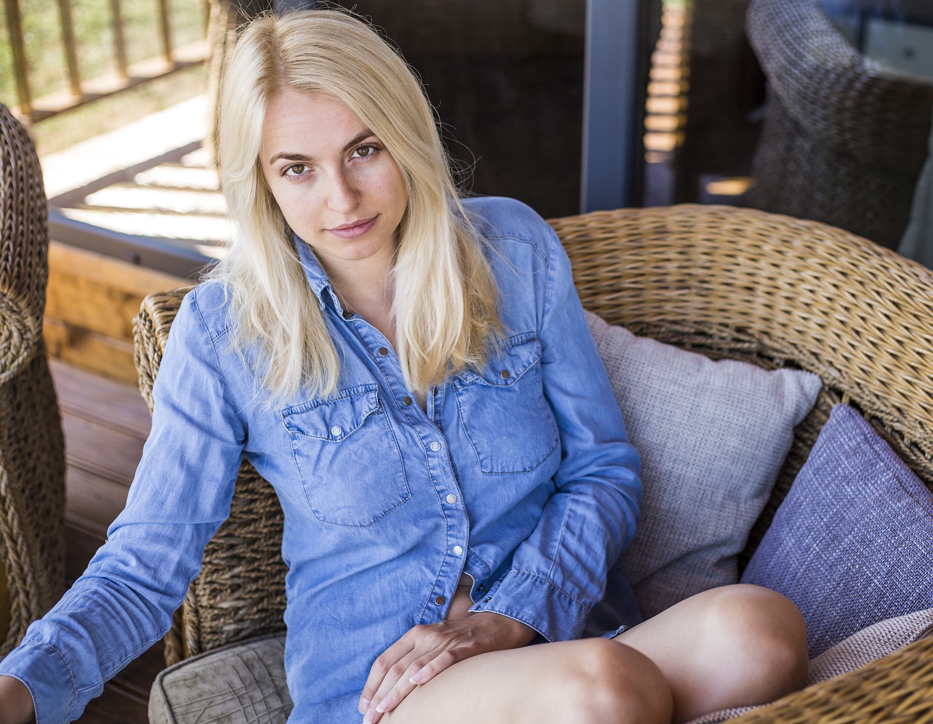 kobieta mająca zamiar masować szyjkę macicy 