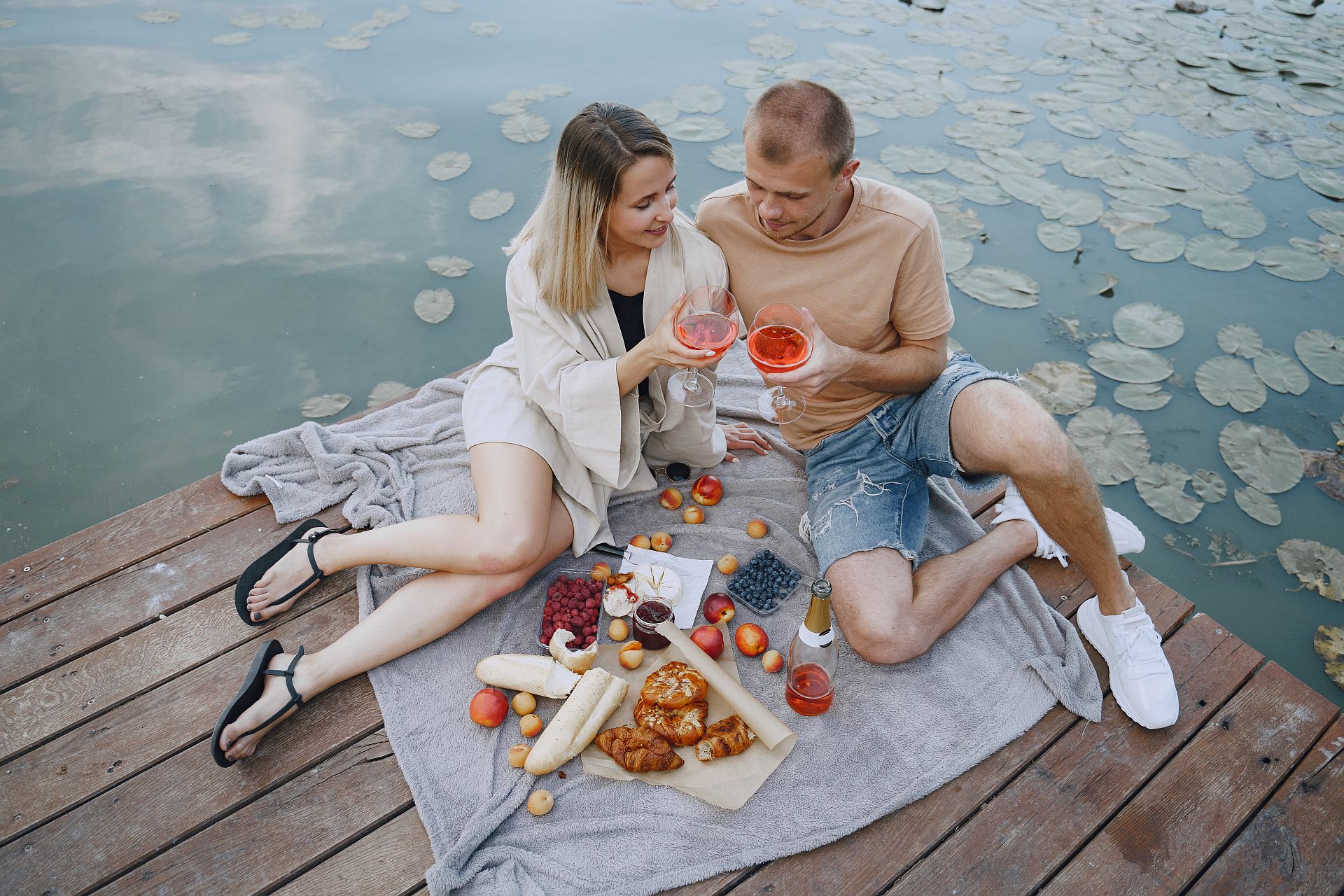 Przygotowanie do zbliżenia nad jeziorem 