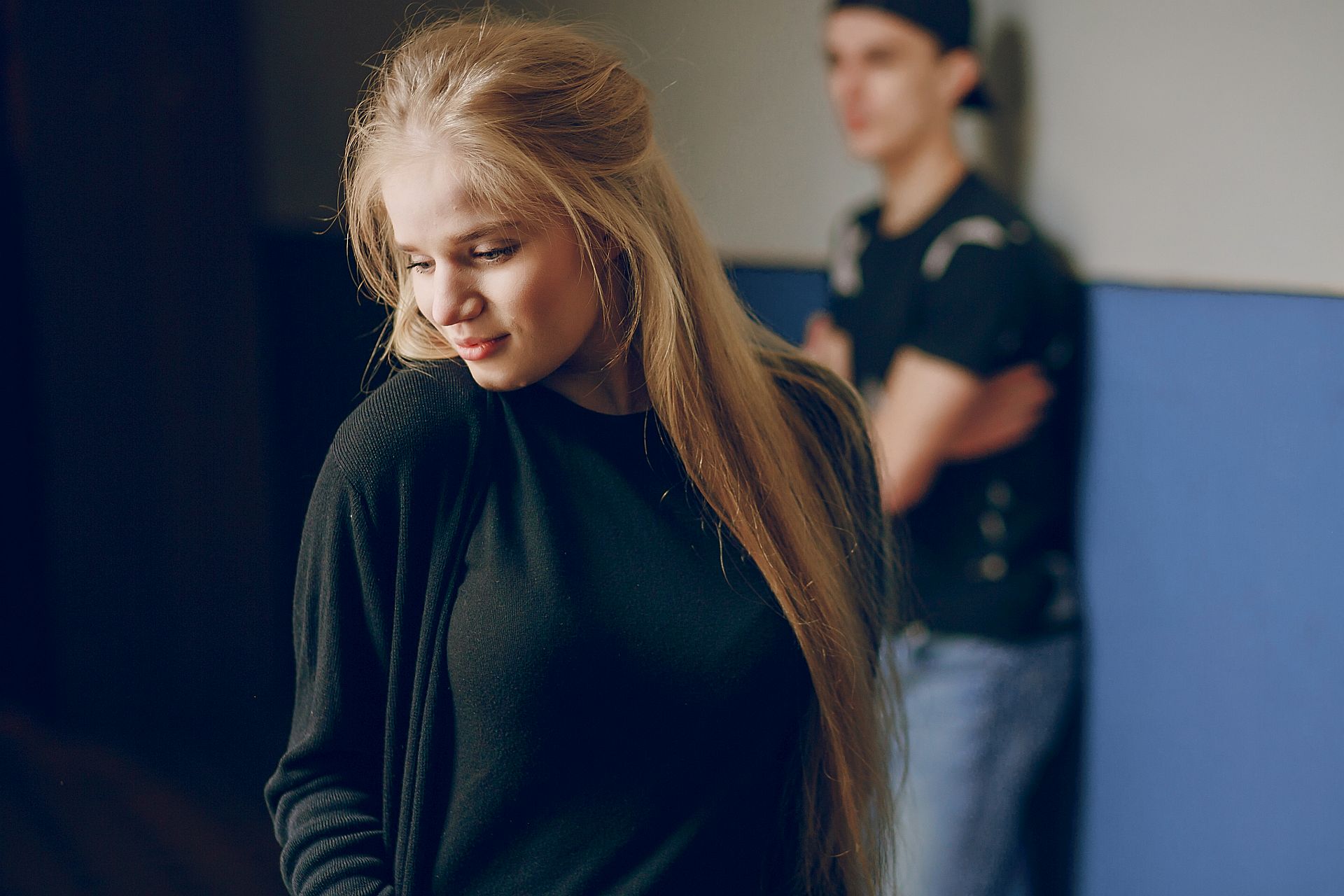 Dziewczyna wstydząca się rozmowy z mężczyzną