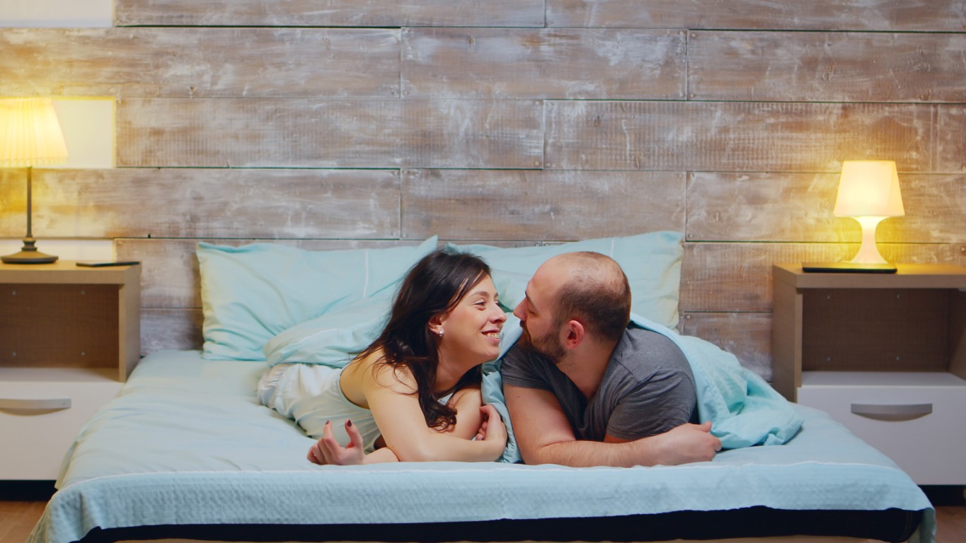 Filmy pornograficzne a związek - podsycają namiętność czy oddalają partnerów od siebie?