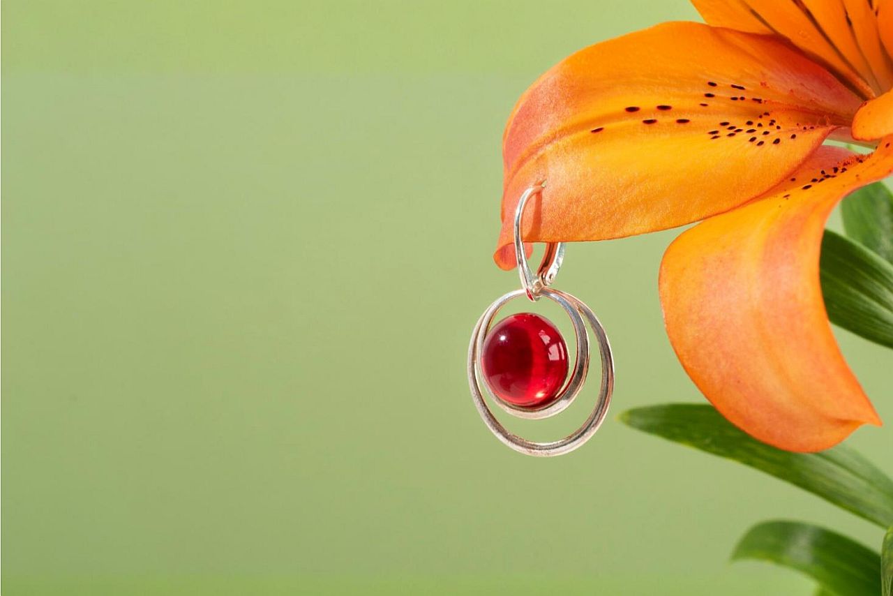 Fourchette piercing – jak wygląda przekłuwanie żeńskich narządów płciowych?