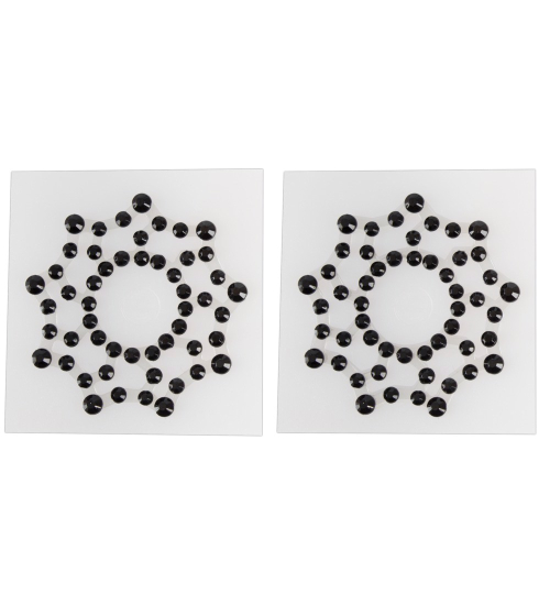 Błyszczące ozdoby na piersi