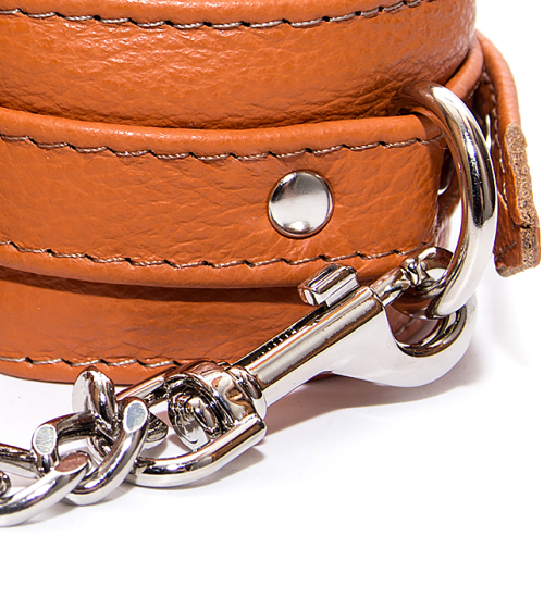 Brązowe kajdanki na nogi