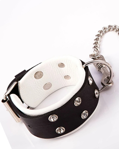 Kajdanki dla niej z białymi elementami - na nogi