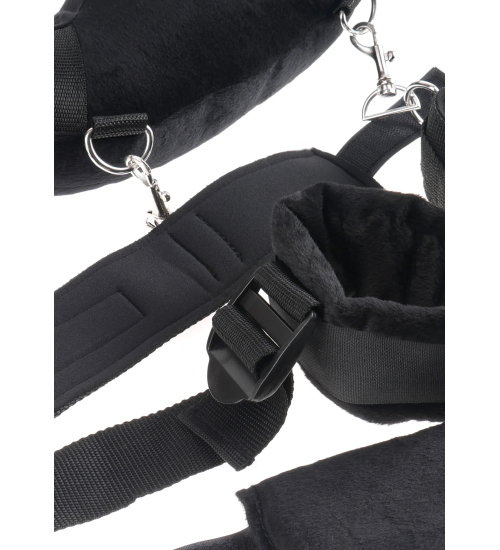 Erotyczna uprząż z kajdanami- mistrz pozycji