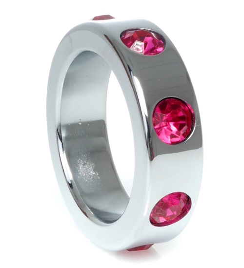 Duży metalowy pierścień z różowymi diamentami