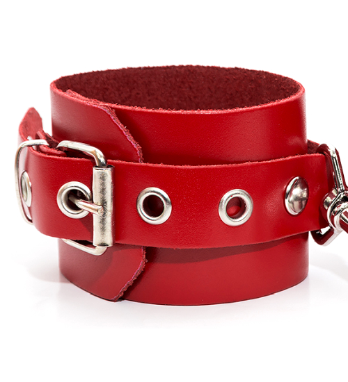 Czerwone skórzane kajdanki