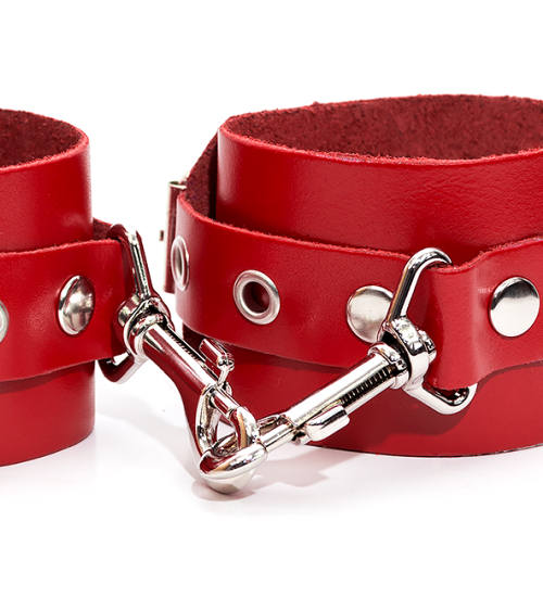 Czerwone skórzane kajdanki