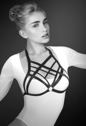 Paski akcentujące kobiecy biust