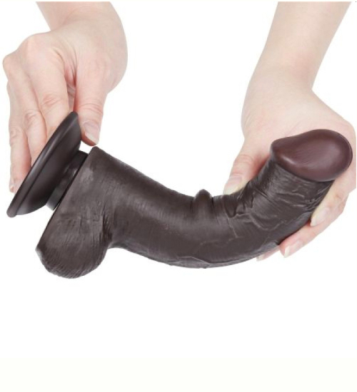 Brązowy sztuczny członek z jądrami